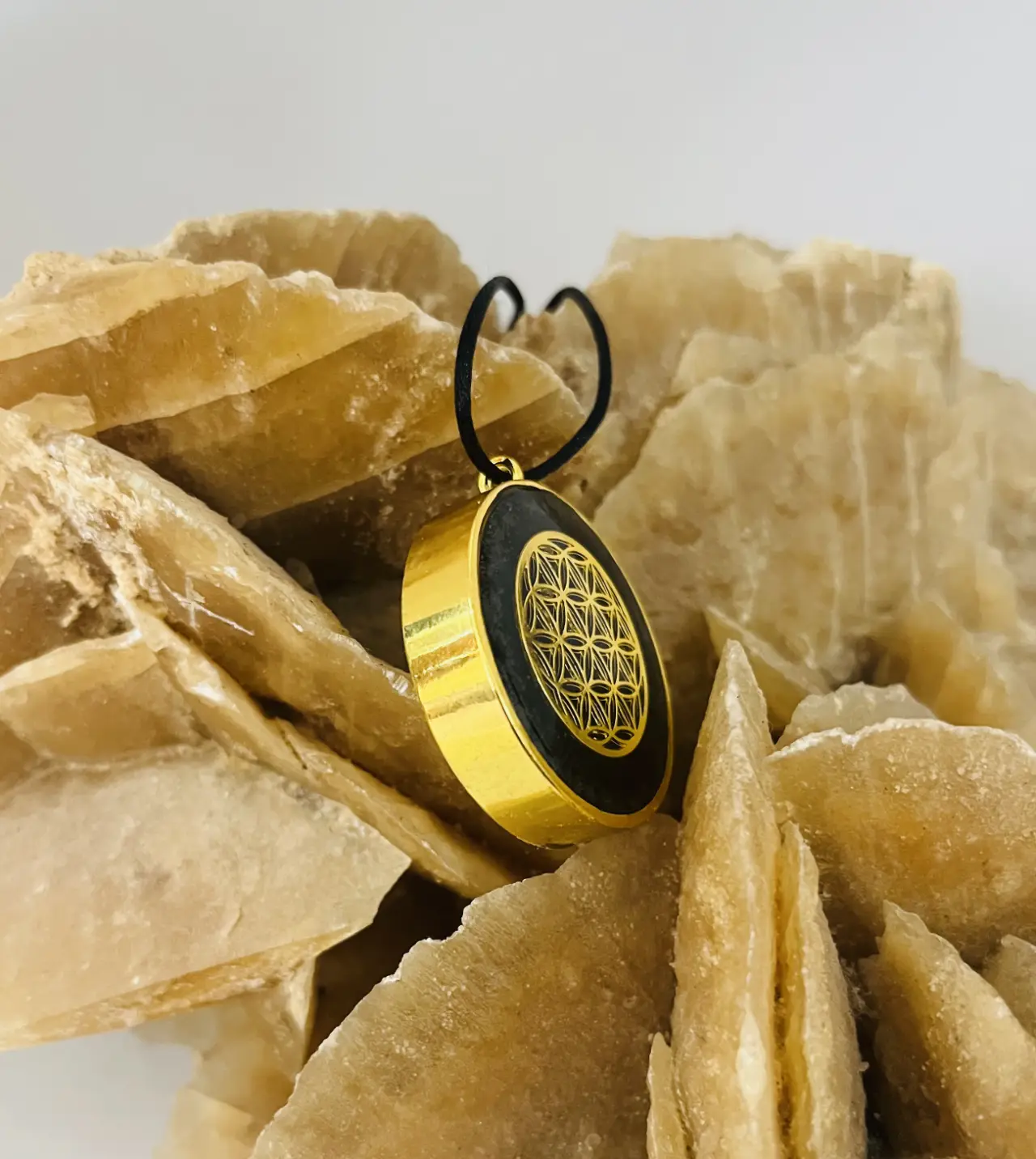 chunky-fol-gold-pendant-side